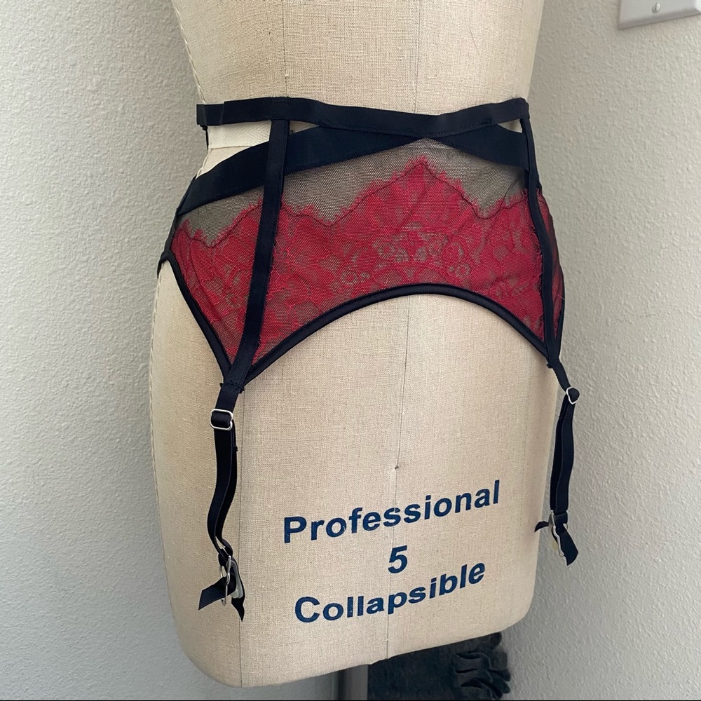 Victoria’s Secret Very Sexy Lace Garter Belt